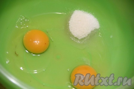 В глубокую миску вбить яйца, добавить сахар и ванильный сахар.