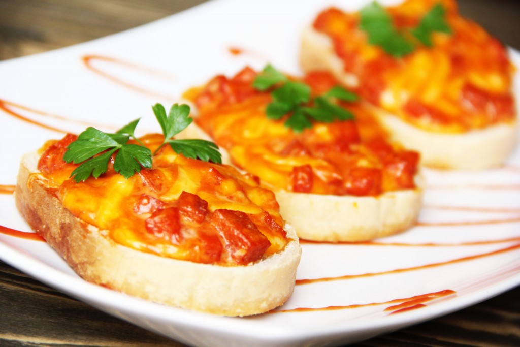 Горячие бутерброды с сосисками и сыром в духовке: рецепт - Лайфхакер
