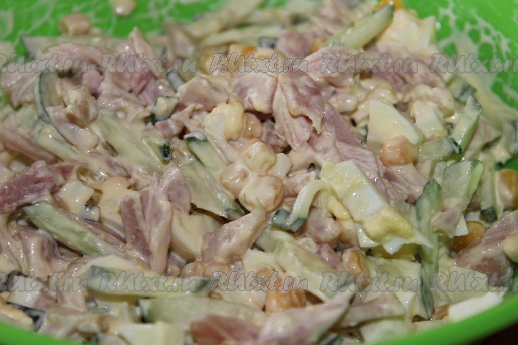 1. Салат с копченой курицей, кукурузой и огурцом