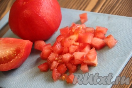 Нарезать помидоры мелкими кубиками. 