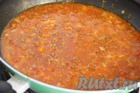 Затем влить в сковороду томатную смесь. Всё хорошо перемешать и довести до кипения. Далее убавить огонь, накрыть сковороду крышкой и томить гречку с помидорами в течение 20-25 минут.