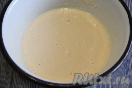 Молоко слегка подогреть. В удобной миске с высокими бортиками соединить 125 мл молока, сахар, дрожжи и 100 грамм муки. Всё перемешать. Накрыть миску пищевой плёнкой и поставить в тепло на 30 минут.
