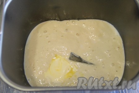 50 грамм сливочного масла растопить, слегка остудить. В ведёрко хлебопечки влить опару, оставшуюся часть молока и растопленное масло.
