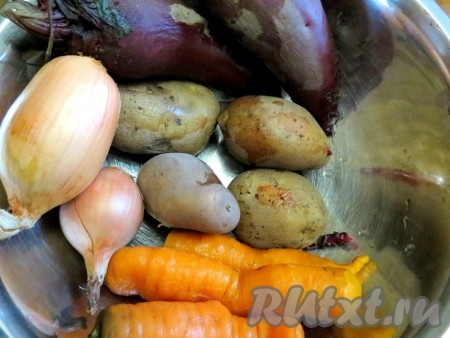 Из овощей нам понадобится картофель, морковь, свекла, лук.