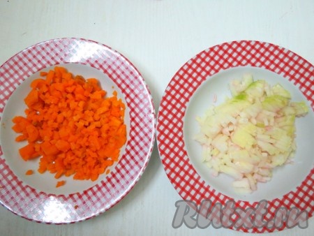 Лук и морковь нарезаем также очень мелкими кубиками. Лук посыпаем сахаром и сбрызгиваем уксусом, перемешиваем и оставляем мариноваться минут на 30. 