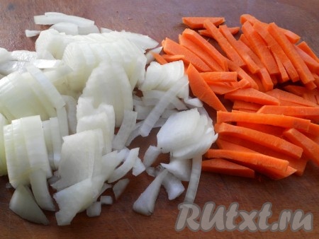 Лук репчатый и морковь очистить. Лук нарезать средними кусочками, морковь - брусочками.
