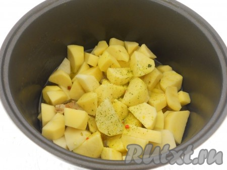 Картофель очистить и нарезать довольно крупными кусками (на 4-6 частей), добавить в чашу мультиварки к остальным продуктам. Посолить, посыпать специями для картофеля и влить воду. Выставить снова режим "Выпечка" на 30 минут.
