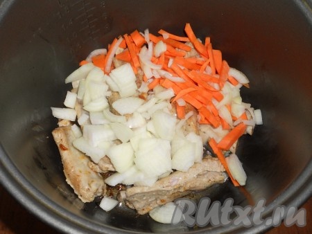 Через 20 минут ребра перевернуть и продолжать готовить еще 10 минут. Далее добавить к ребрам лук и морковь. Перемешать и готовить оставшиеся 10 минут (можно при закрытой крышке, можно с открытой, периодически помешивая в обоих вариантах).
