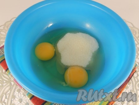 К сахару добавить яйца.