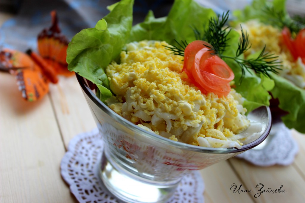 1. Слоеный салат с копченой курицей, корейской морковью и огурцом