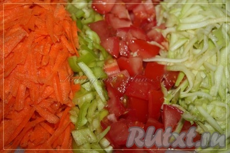 Помидоры и болгарский перец мелко нарезать, кабачок и морковь натереть на крупной терке.
