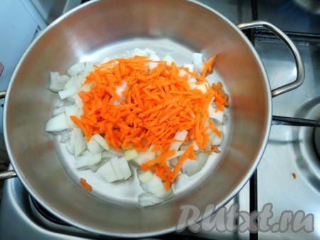 Лук и морковь чистим, моем. Лук нарезаем кубиками, морковь натираем на крупной тёрке. Отправляем их на сковороду с разогретым растительным маслом.
