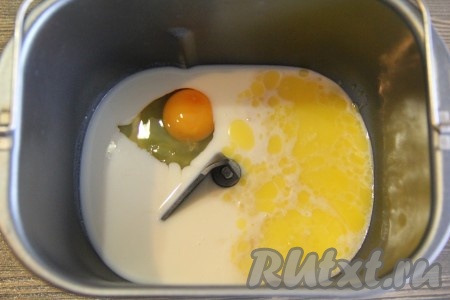 Кефир комнатной температуры влить в ведёрко хлебопечки, добавить яйцо, подошедшие дрожжи, сахар и растопленное остывшее сливочное масло.
