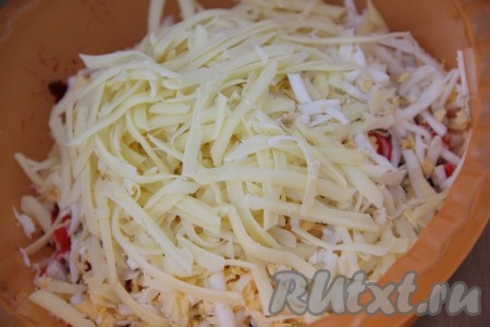  Сыр натереть на крупной тёрке и добавить в салат из свеклы, яиц и крабовых палочек.