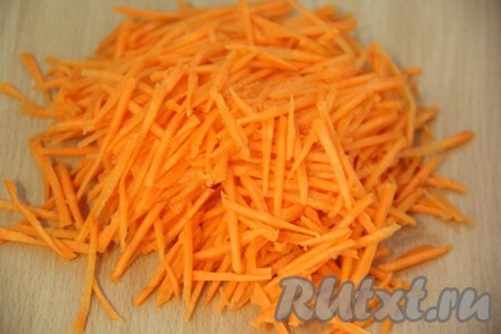 Морковку почистить и натереть с помощью тёрки для моркови по-корейски. Если нет специальной тёрки, можно нарезать морковь длинными тонкими брусочками.