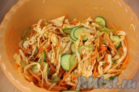 Залить горячей заправкой овощи и тщательно перемешать. Накрыть овощи тарелкой и создать гнёт (то есть поставить на тарелку груз) таким образом, чтобы овощи были полностью в заправке. Поставить корейский овощной салат в холодильник на 5-6 часов, можно на ночь.
