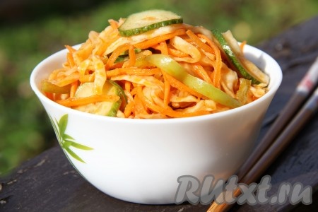 Перед подачей хорошо перемешать салат, по желанию можно посыпать салат семенами кунжута. Очень вкусный получается салат из капусты и огурцов по-корейски, всем советую.
