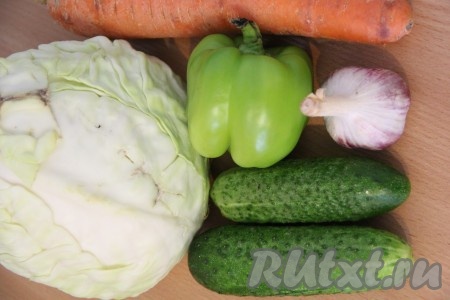 Подготовить овощи для приготовления салата из капусты и огурцов по-корейски. 