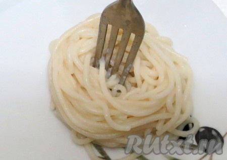 На тарелку набираем небольшую партию спагетти, в центр вкалываем вилку и начинаем вращать её в одном направлении. У нас получаются уложенные по спирали спагетти.
