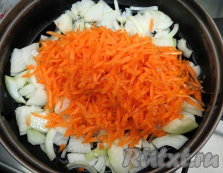 Морковь натираем на крупной тёрке, лук нарезаем мелкими кубиками, отправляем их обжариваться на разогретую сковороду с растительным маслом, периодически помешивая.
