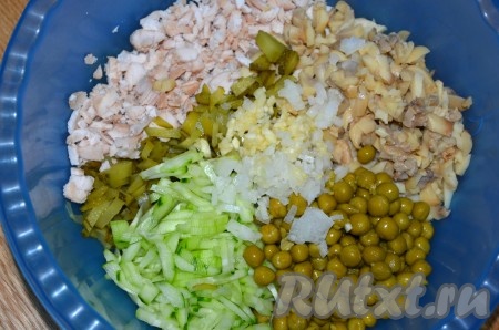 Мелко нарезать лук и измельчить чеснок. В миску сложить курицу, маринованные шампиньоны, огурцы, горошек без жидкости, лук, чеснок, посолить, поперчить, заправить салат сметаной или майонезом. Перемешать.
