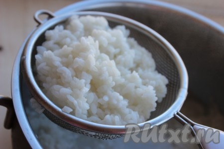 Откинуть рис на сито, дать  лишней воде стечь.
