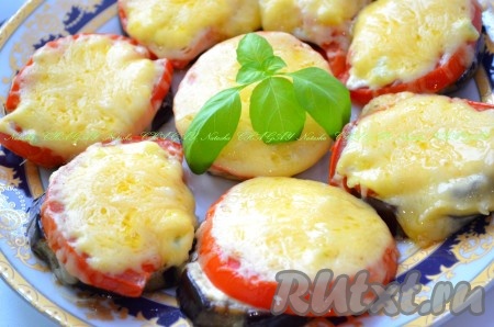 Баклажаны с помидорами, сыром, чесноком и майонезом в духовке