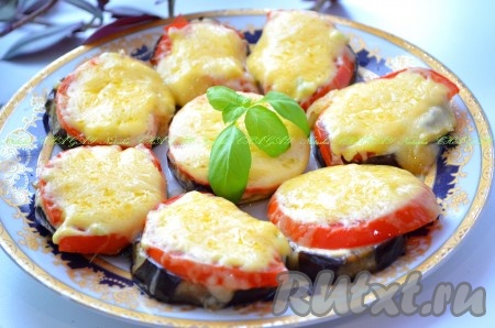 Баклажаны, запечённые с помидорами, сыром, чесноком и майонезом в духовке, готовы. Украсить зеленью, по желанию, и подать горячую закуску к столу. Вкусно, аппетитно и сытно! Ваши близкие и гости останутся довольны!

