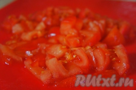 Нарезать очищенные помидоры на кубики среднего размера.