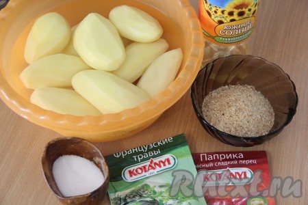 Картошку лучше взять вытянутой формы, чтобы брусочки получились длинными. Почистить картофель.
