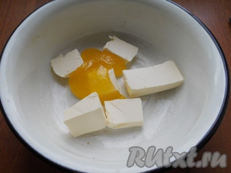 В глубокую миску поместить маргарин или масло, добавить мед.