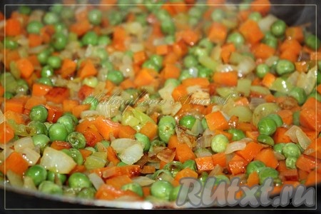 Нарезать морковь, лук, перец, добавить замороженный горошек и обжарить, помешивая, на оливковом масле.
