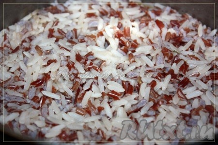 Рис красный варить 20 минут, добавить к нему длиннозерный рис и варить еще 20 минут (пропорции воды 1 к 2, изначально налить воду на варку обоих сортов риса) до готовности.
