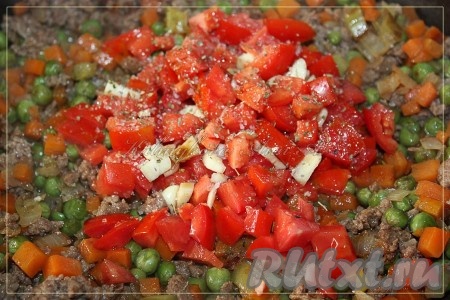 Добавить помидоры, нарезанный чеснок, специи, соевый соус и тушить, иногда перемешивая, до готовности.
