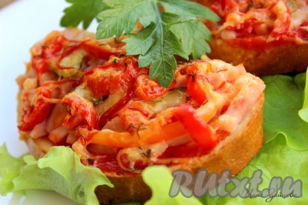 Вкусные, ароматные мини-пиццы, приготовленные на батоне, можно подать на завтрак или в качестве перекуса.
