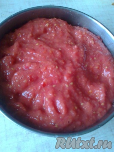 Перемолоть помидоры или в измельчителе, или на мясорубке, или в блендере.