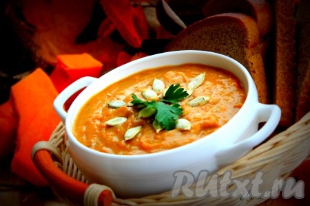Вкусный и необычайно полезный суп-пюре из тыквы со сливками готов. Тыквенные семечки прекрасно дополнят это нежное блюдо. 