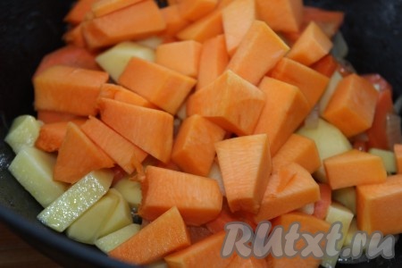 К луку и моркови добавить нарезанные картофель и тыкву.
