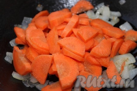 Затем добавить нарезанную морковь. Тушить еще примерно 3-5 минут, иногда помешивая.
