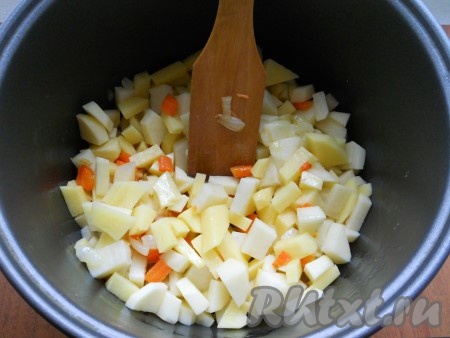 Добавить картофель к луку и моркови, перемешать.