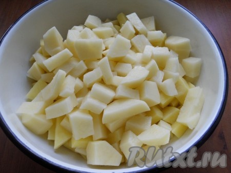 Картофель очистить и нарезать кубиками.
