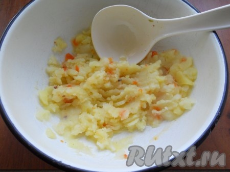 Выставить режим "Суп" на 1 час 10 минут. Через 50 минут открыть крышку мультиварки и в миску отложить 5-6 ложек картофеля (ложка мультиварочная), помять его вилкой или толкушкой. Затем вернуть обратно в суп. Перемешать.