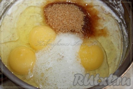 Добавить яйца, сахар, соль и гашеную лимонным соком соду. Влить растительное масло и хорошо перемешать тесто.
