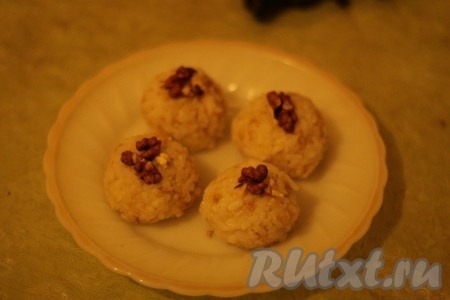 Сформировать порционные шарики (при желании, смесь можно выложить в форму) и убрать в холодильник. Сверху рисовый пудинг украсить грецкими орехами.
