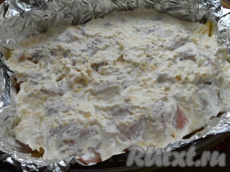 Покрыть картофель с курицей слоем сырной массы. Разровнять так, чтобы не было видно картошки и куриного мяса.
