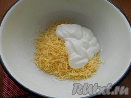 Сыр натереть на мелкой терке, добавить сметану (по желанию можно добавлять и майонез), посолить. Хорошо перемешать.
