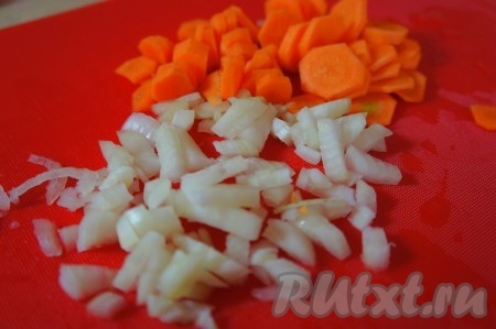 Лук мелко нарезать. Морковь нарезать "кружком".