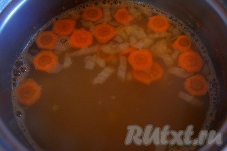 Добавить лук и морковь в бульон. Варить 5 минут.