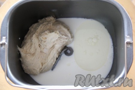 Я замес теста делала в хлебопечке. В ведёрко влить тёплое молоко и 125 мл воды. Добавить сахар, опару и растительное масло.
