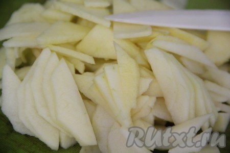 Яблоки почистить от кожуры и семечек. Затем нарезать яблоки тонкими дольками.